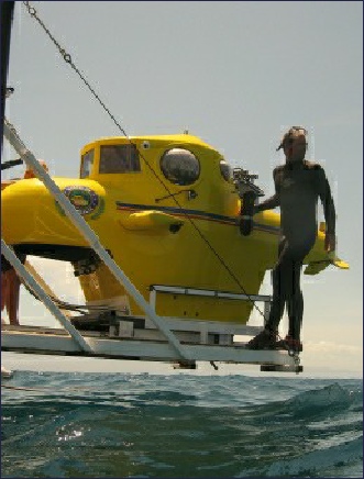 Launching the submarine on an hydraulic platform from the stern of the mother ship - Jules Verne